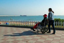 贵州八旬老人推轮椅带老伴游中国(为了方便推轮椅带老伴出门)
