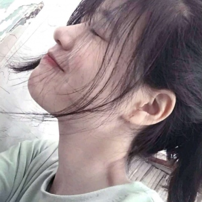 贵州伴游女生烟雨蒙蒙的资料